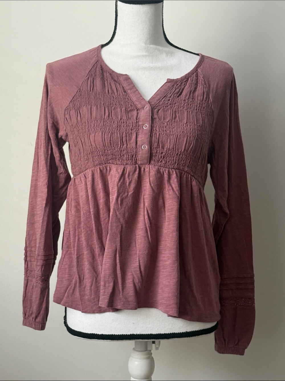 Rewind Women’s Long-Sleeve Smocked Peasant Top in Dusty Rose